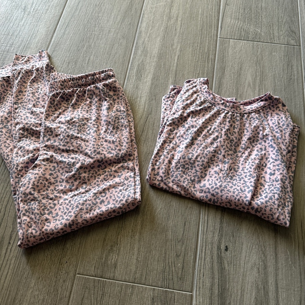 Jane and Bleecher grey and pink cheetah print pajama set size small